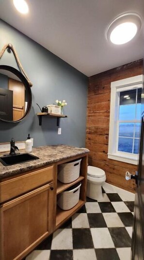 Shower - Vineyard View Countryside Cottage(2suites/sleeps6) (Sabetha)