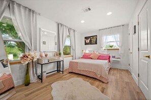 3 habitaciones, escritorio, tabla de planchar con plancha y wifi gratis
