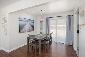 Dining - Spacious & Clean 2B/1Bth w Great Access to Airport (Fresno)