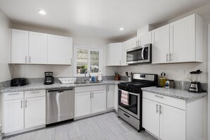 Blender - Spacious & Clean 2B/1Bth w Great Access to Airport (Fresno)