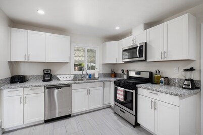 Spacious & Clean 2B/1Bth w Great Access to Airport