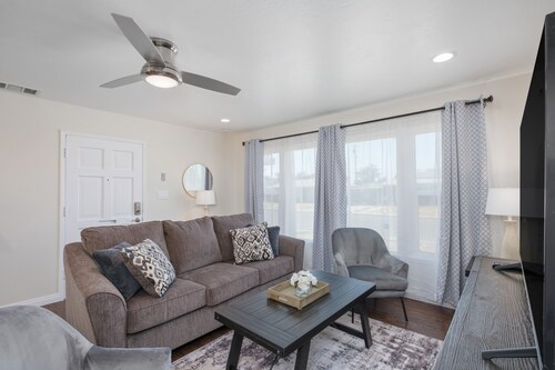 Spacious & Clean 2B/1Bth w Great Access to Airport