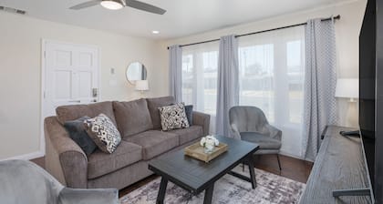 Spacious & Clean 2B/1Bth w Great Access to Airport