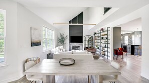 Smart-TV, Kamin, Stereoanlage