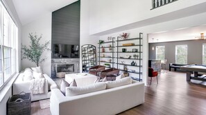 Smart-TV, Kamin, Stereoanlage