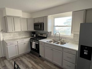 Fridge, microwave, oven, stovetop - Entire Home in Atlantic City
(Atlantic City)