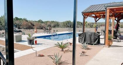 Cozy Longhorn Suite with pool and outdoor spa