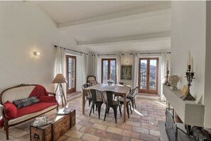 Smart-TV, peis, DVD-spiller og musikkbibliotek