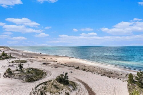 0.4Mi from Beach! Luxe Home w/Hot Tub/Barrel Sauna