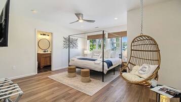 4 habitaciones, escritorio y tabla de planchar con plancha