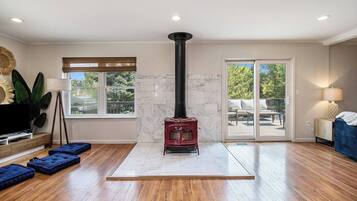 Smart TV, chimenea, videojuegos y futbolito