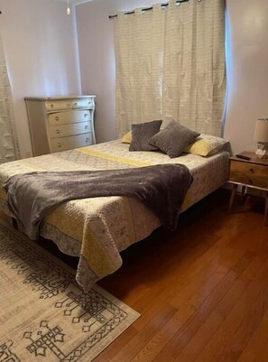 5 bedrooms, iron/ironing board, WiFi, bed sheets