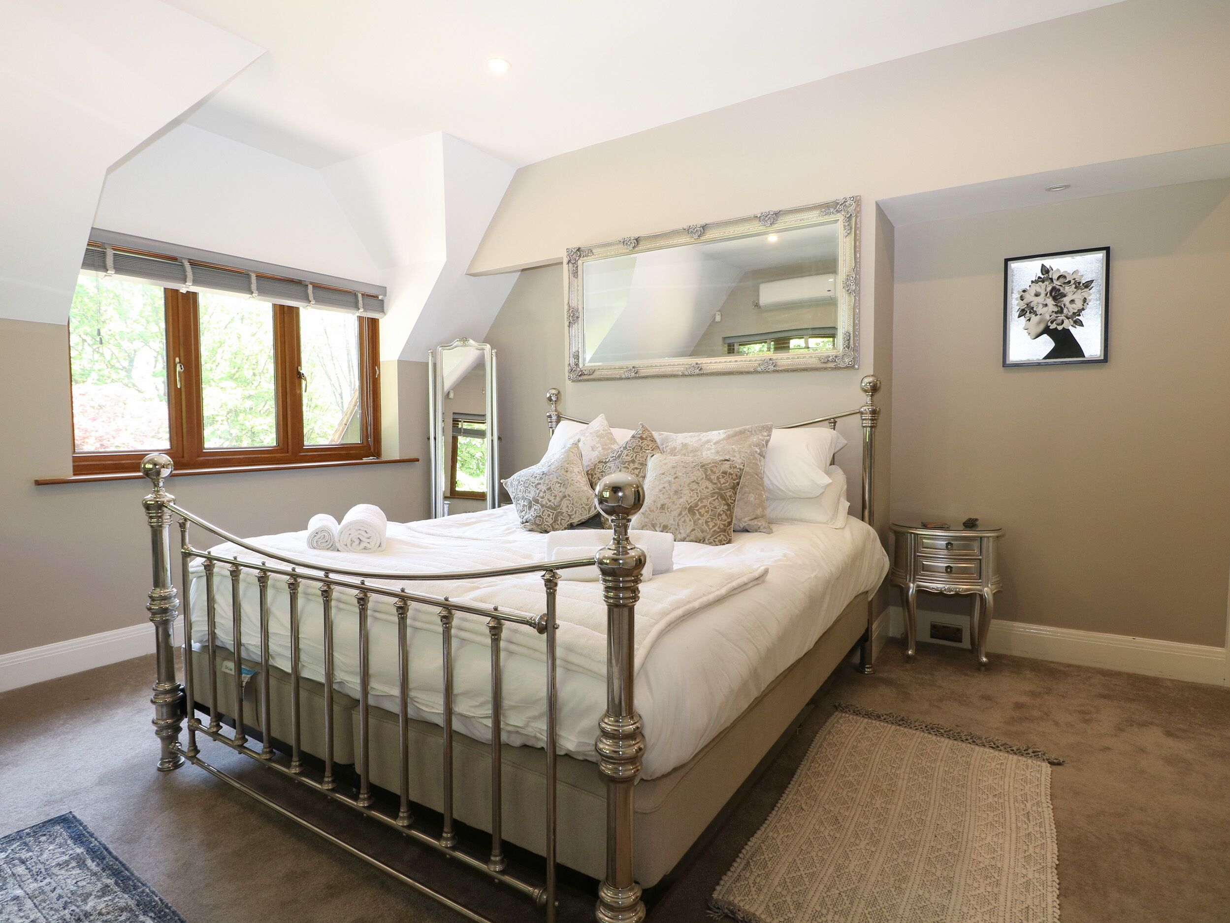 5 ห้องนอน, ห้องพักตกแต่งอย่างมีเอกลักษณ์, ตกแต่งพิเศษโดยเฉพาะ, Wi-Fi ฟรี