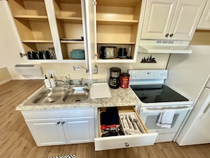 Fridge, oven, stovetop, coffee/tea maker