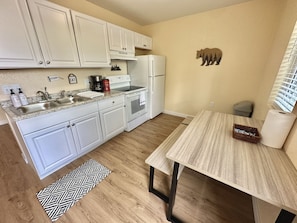 Fridge, oven, stovetop, coffee/tea maker