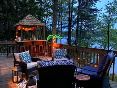 LAKE FRONT ISLAND HIDE-AWAY WITH BOAT DOCK