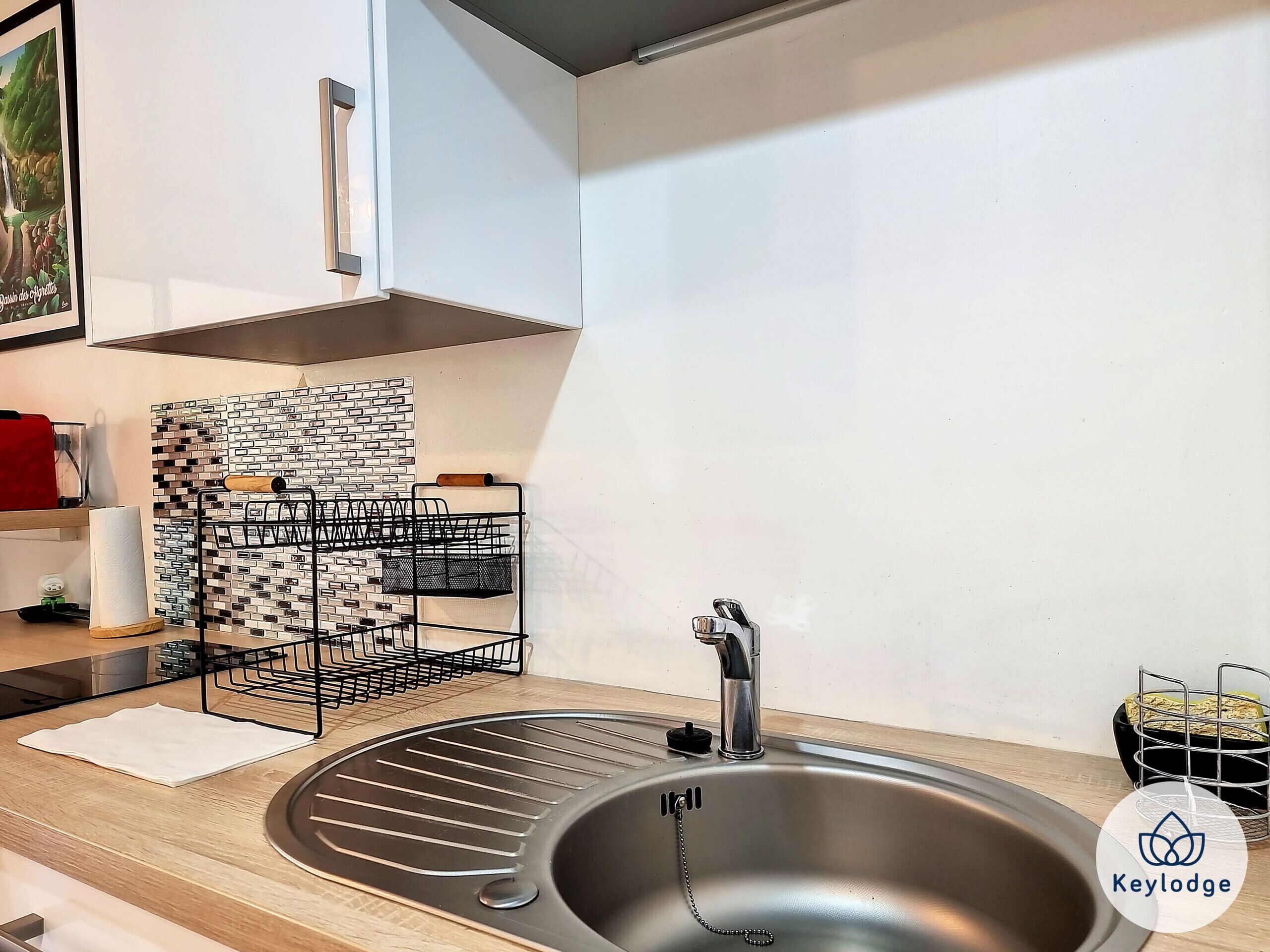 Kjøleskap, mikrobølgeovn, kokeplater og kaffetrakter/tekoker