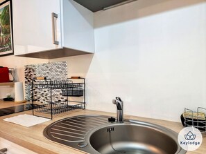 Réfrigérateur, micro-ondes, plaque de cuisson, cafetière/bouilloire