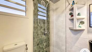 Regadera, secadora de cabello, toallas