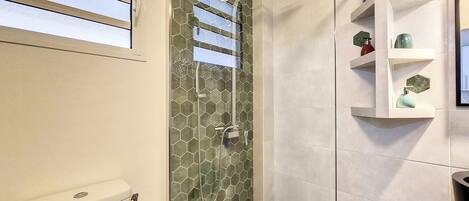 Douche, sèche-cheveux, serviettes fournies