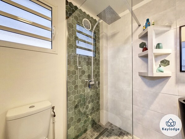 Een douche, een haardroger, handdoeken