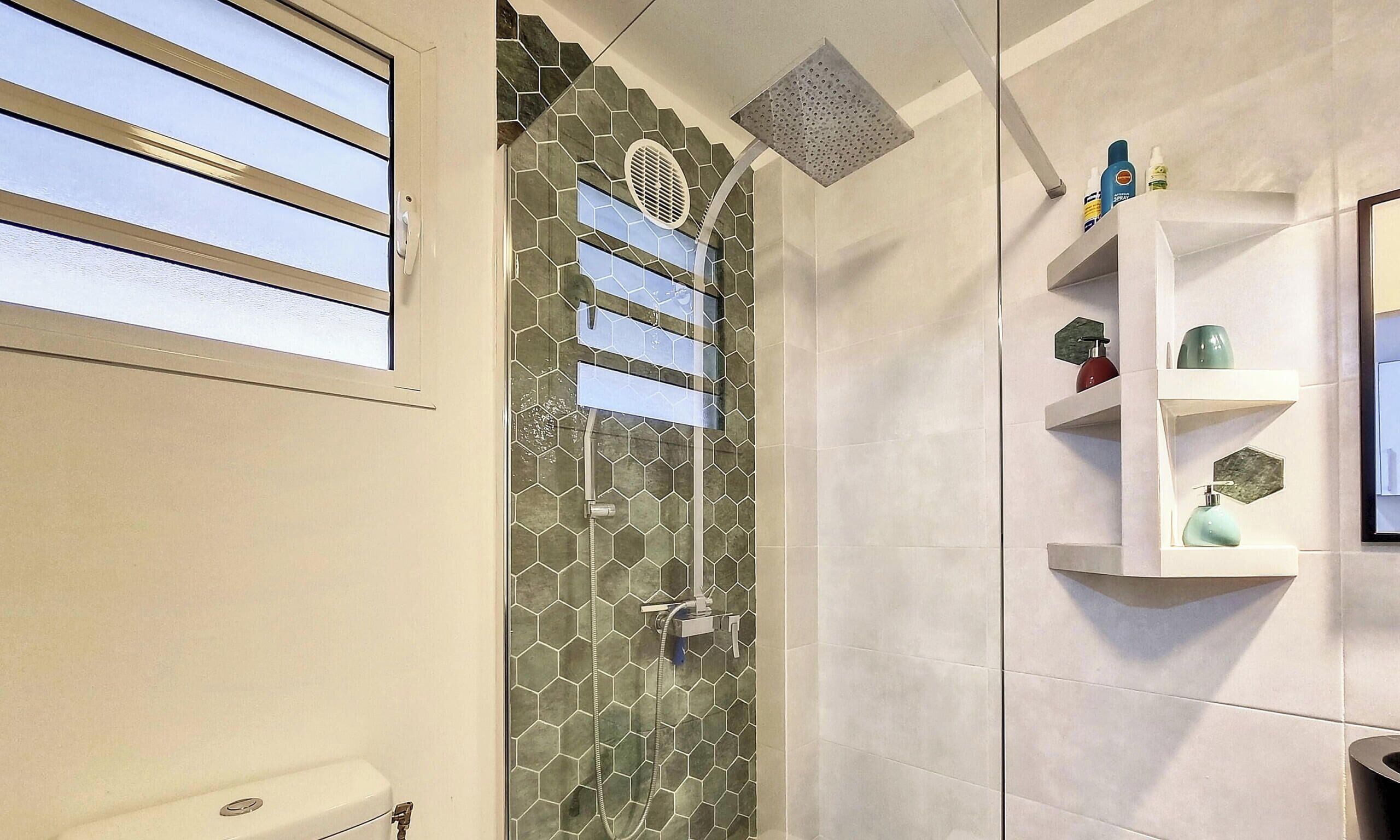 Douche, sèche-cheveux, serviettes fournies