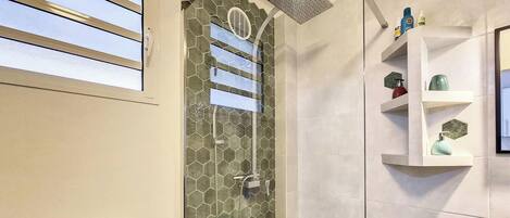 Douche, sèche-cheveux, serviettes fournies