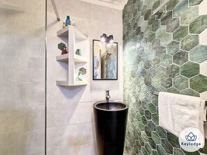 Een douche, een haardroger, handdoeken