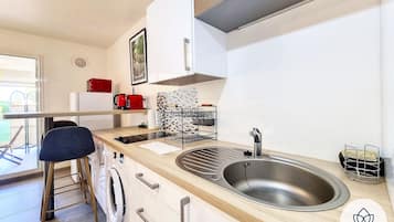 Kühlschrank, Mikrowelle, Herdplatte, Wasserkocher mit Kaffee-/Teezubehör