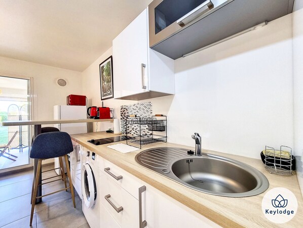 Réfrigérateur, micro-ondes, plaque de cuisson, cafetière/bouilloire