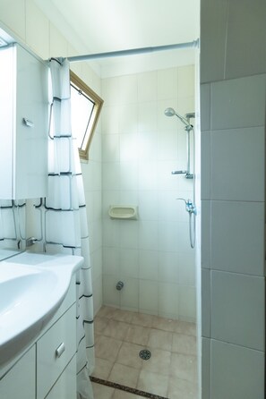Casa tradicional | Baño | Artículos de higiene personal gratuitos, jabón, champú y papel higiénico