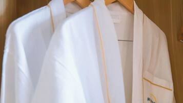 Una prenda blanca con un logotipo visible en la manga.