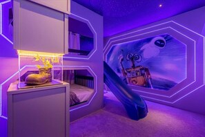 7 bedrooms, travel cot, WiFi, bed sheets