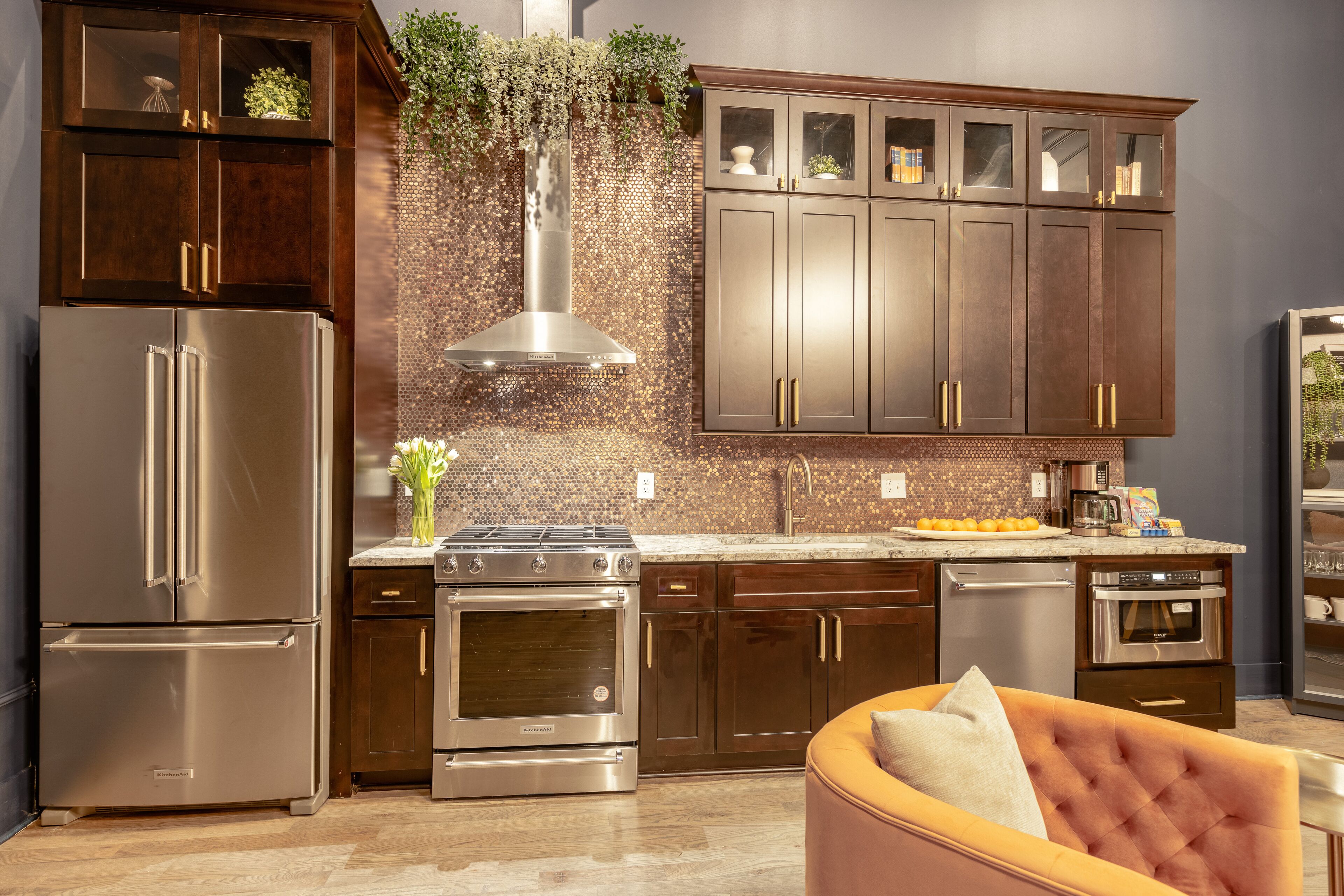 Una cocina moderna con electrodomésticos de acero inoxidable, armarios de madera oscura y un jardín de hierbas integrado.