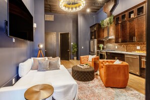 Appartement Luxe | Coin séjour | TV connectée de 45 pouces avec chaînes par câble, télévision