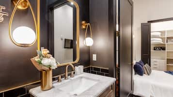 Apartamento superluxo | Banheiro | Produtos de toalete grátis, roupões de banho, toalhas de banho, sabonete