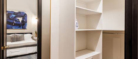 Ein Schlafzimmer mit Bett, Nachttisch und Wandbild.