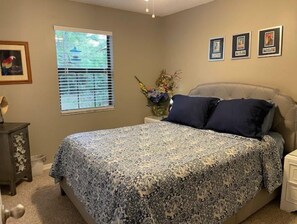 2 Schlafzimmer, Schreibtisch, Bügeleisen/Bügelbrett, Reisekinderbett
