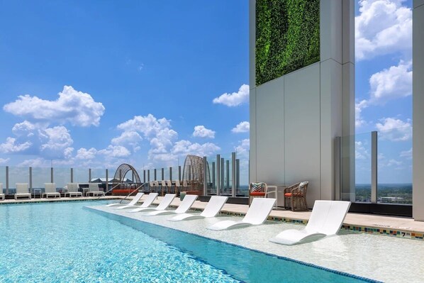 Outdoor pool - 2BD/Atlanta - Downtown w/Rooftop Pool and Pool Bar! (Atlanta)