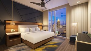 Une chambre d’hôtel moderne avec un grand lit, un bureau et une vue sur la ville.