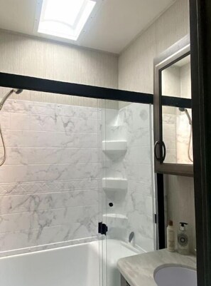 シャワー、ヘアドライヤー、タオル、石鹸