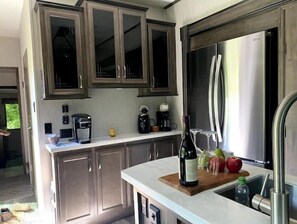 Frigorífico, microondas, placa de cocina y cafetera o tetera