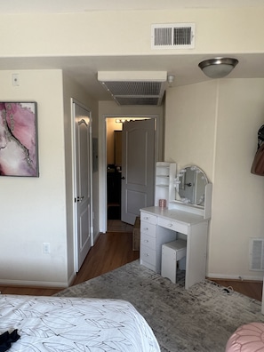2 habitaciones, tabla de planchar con plancha, wifi y ropa de cama 