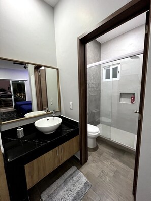 Basic Apartment | Bathroom | Free toiletries, towels - Sierra Apartments Oaxtepec (Yautepec)