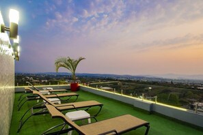 2 Außenpools, geöffnet von 09:00 Uhr bis 23:00 Uhr, Liegestühle