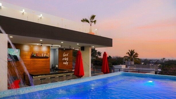 2 piscinas al aire libre, sillones reclinables de piscina