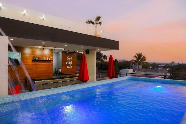 Apartment | Pool | 2 Außenpools, geöffnet von 09:00 Uhr bis 23:00 Uhr, Liegestühle