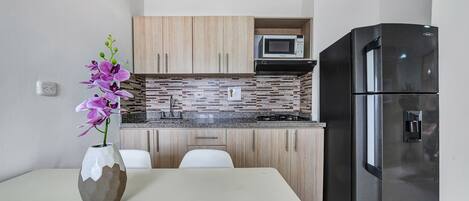 Een koelkast, een magnetron, een vaatwasser