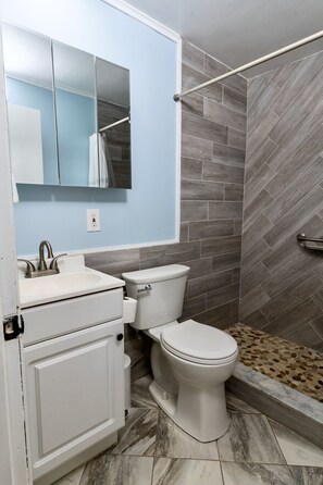 Douche, sĂšche-cheveux, serviettes fournies, savon