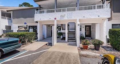Cozy and Quiet 2 bedroom Condo in St Petersburg, FL